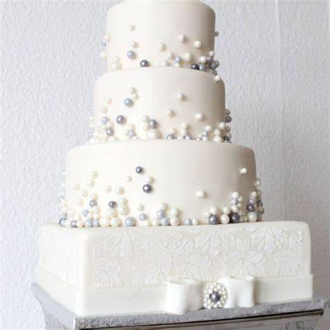 Fondant-Dekoration auf Hochzeitstorte mit Rosen und Perlen