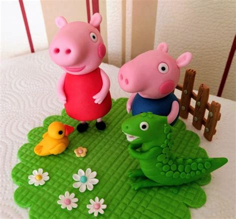 Fondant-Figuren und Peppa Pig Gesicht auf der Torte