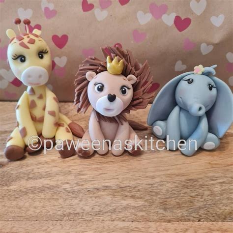 Fondant-Figuren und Tortendekoration in Nahaufnahme