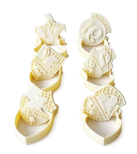 Fondant-Kekse mit verschiedenen Motiven und Prägungen, elegant arrangiert