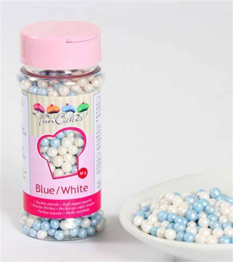 Fondant-Schneeflocken in Weiß und Hellblau, geprägte Details, Zuckerperlen