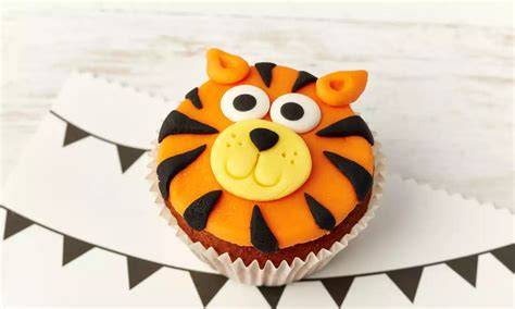 Fondant-Schrittfolge: Gesicht, Ohren, Augen und Streifen beim Tiger dekorieren