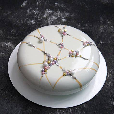 Fondant-Sterne und Zuckerperlen auf Torte