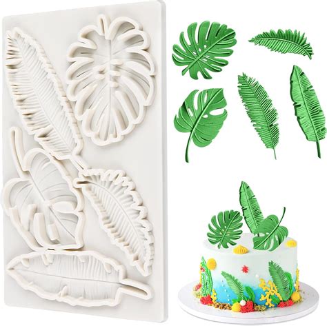 Fondant-Tierfiguren und Blätter auf der Torte