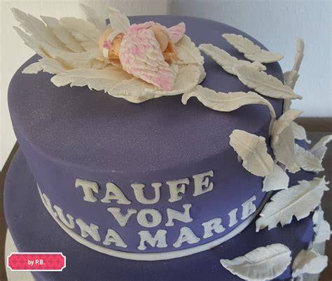 Fondant-Tipi-Dekoration mit bunten Federn auf Torte