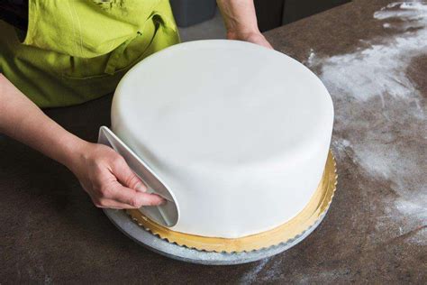 Fondant-Torte ausgerollt und bereit zum Eindecken