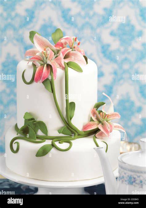 Fondant-Torte mit Lilien
