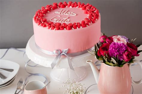 Fondant-Torte zum Geburtstag, Festliche Dekoration