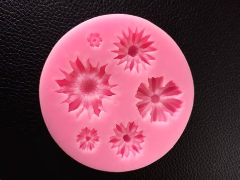 Fondantblüten aus Silikonformen für Tortendeko