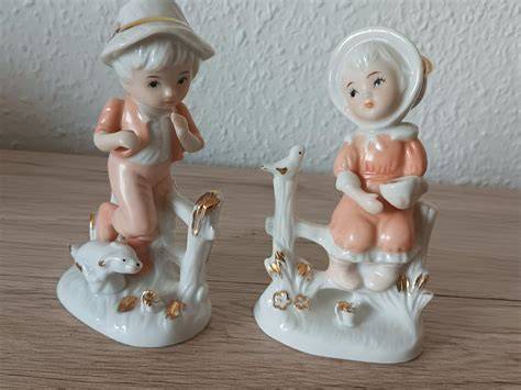 Fondantblüten und Figuren auf Trockenständer