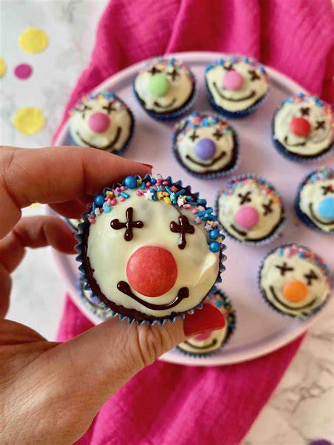 Fondantgeister auf Muffins dekoriert