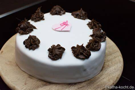 Fondanttorte mit glatter Buttercremeschicht
