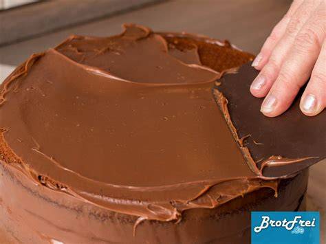 Fondanttorten optimal vorbereiten: Mit Ganache eingestrichen