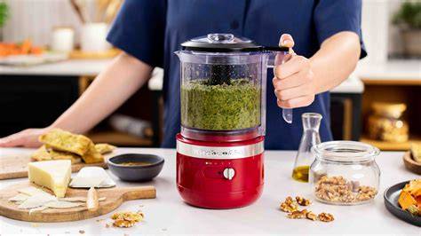 Food-Processor mit Zutaten für Brotaufstriche
