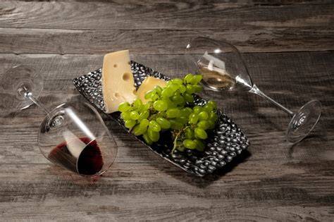 Foodpairing-Grafik: Tafel Schokolade, Pralinen und Gläser mit Rot- und Weißwein