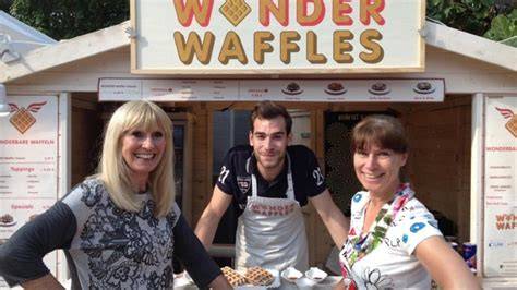 Foodtruck von Wonder Waffles mit vorbeifahrenden Gästen