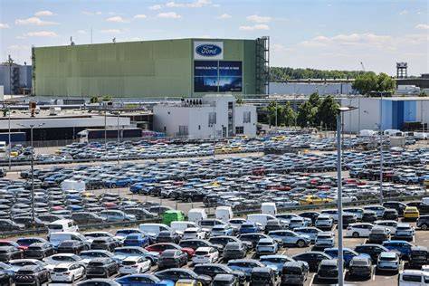 Ford-Werk Köln mit historischen Bildern und Ford Mustang Modellen