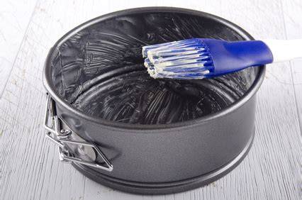 Form einfetten Ausstreichen mit Butter und Mehl