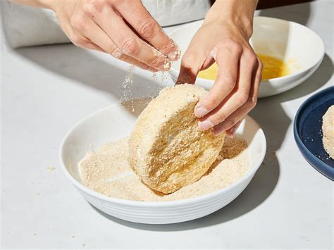 Form vorbereiten: Buttern, Mehlen, Paniermehl-Trick