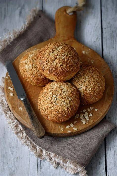 Formen und Backen von Haferflockenbrötchen