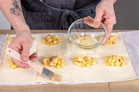 Formen und Füllen der Apfeltaschen mit Pudding