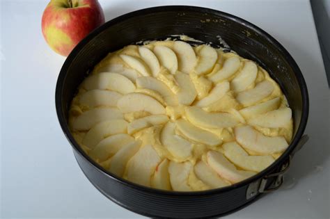 Foto: Apfelkuchen vor dem Backen in der Springform