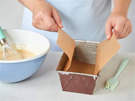 Foto: Auflaufform und Brownie-Backform mit Backpapier ausgelegt