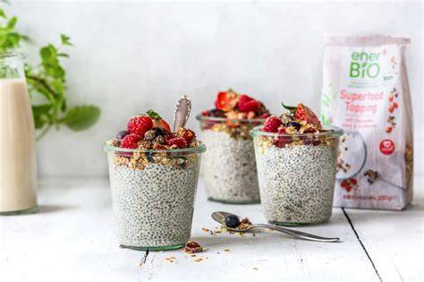 Foto: Basischer Chia Pudding mit gerösteten Kokosflocken und Obst