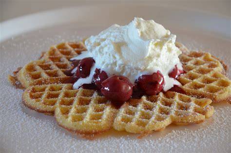 Foto: Bergische Waffeln auf Teller mit Puderzucker und Kirschen