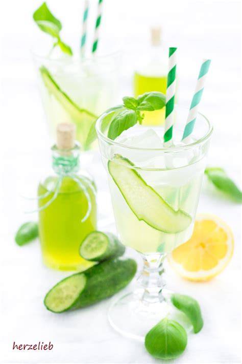Foto: Bio-Gurken, Basilikum und Limetten für zuckerfreien Gurkensirup