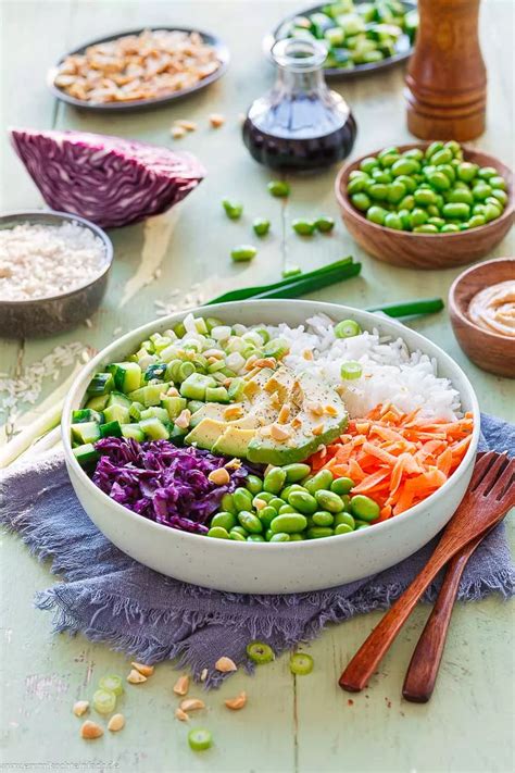Foto: Buddha Bowl mit Getreide, Gemüse, Nüssen und Tofu