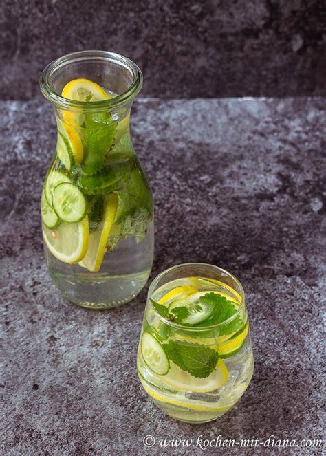Foto: Bunte Karaffe mit Infused Water, Gurken und Beeren