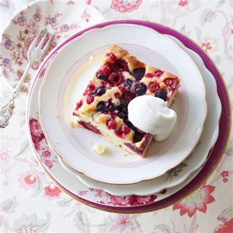 Foto: Bunter Blechkuchen mit gemischten Beeren und Aprikosenspalten