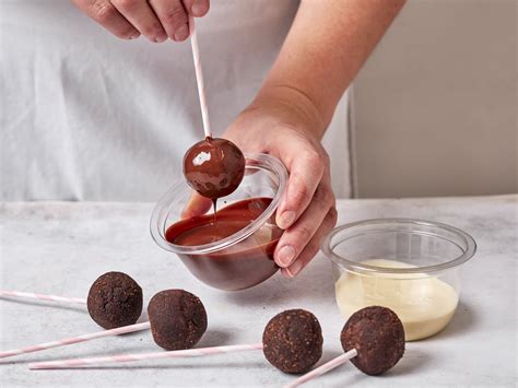 Foto: Cake Pops in Glasur tauchen und mit Streuseln bestreuen