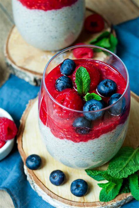 Foto: Chia Pudding im Einmachglas für unterwegs mit Obsttopping