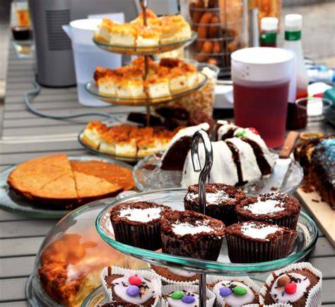 Foto: Community-Event mit Kuchenbuffet und Lumara-Formen