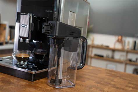 Foto: DeLonghi Maestosa mit Mixkaraffe