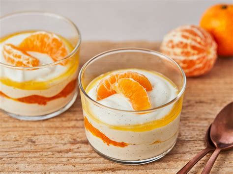 Foto: Dessertgläser mit geschichteter Käse-Sahne-Creme und Mandarinen