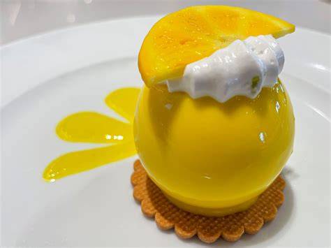 Foto: Dessertkreation „Limone“ - Zitronen-Ganache auf Birnentarte, Baiser