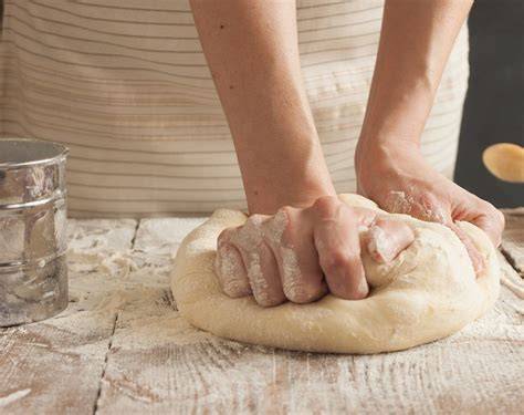 Foto: Dinkel-1050-Kuchen (herzhaft/süß) mit Text-Hinweisen zu Kneten und Feuchtigkeit