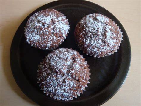 Foto: Dunkle Nuss‑Nougat Muffins auf einem Kuchenrost