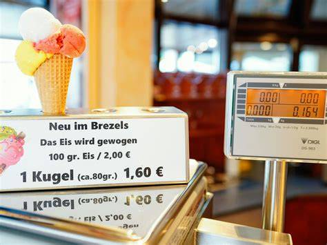 Foto: Eisportionierung auf einer Waage im Café Brezels, Gaggenau