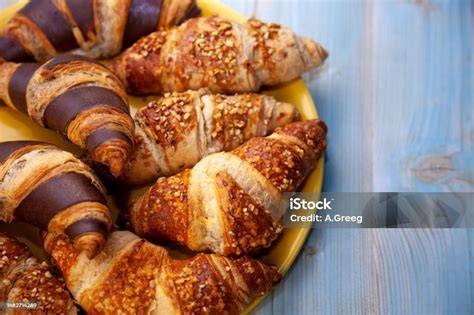 Foto: Erwärmtes Schoko-Croissant auf Teller mit Kaffee