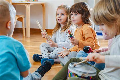 Foto: Familie beim Musizieren mit Kinderinstrumenten