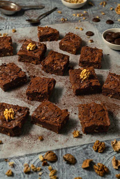 Foto: Fertige Kidneybohnen-Brownies in Quadraten, garniert mit Nüssen