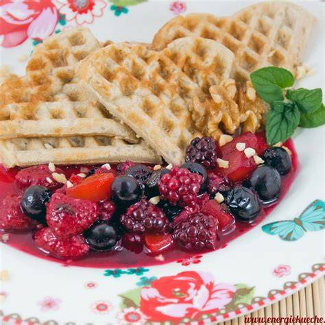 Foto: Frisch gebackene Heidelbeer-Waffeln mit Kompott