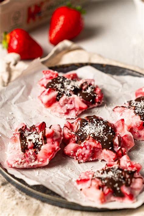 Foto: Gefrorene Erdbeer-Joghurt-Bites in Silikonförmchen