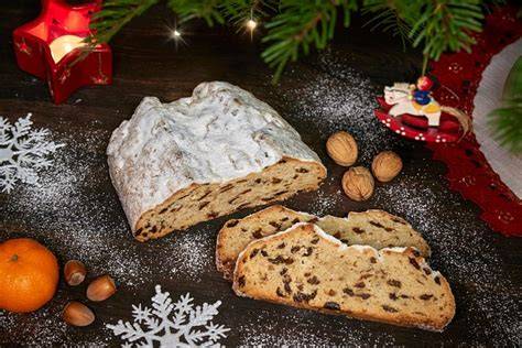 Foto: Geschichtete Marzipanscheiben im Stollen, frisch angeschnitten