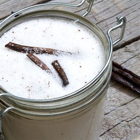 Foto: Glas mit selbstgemachtem Vanillezucker und ausgekratzten Vanilleschoten
