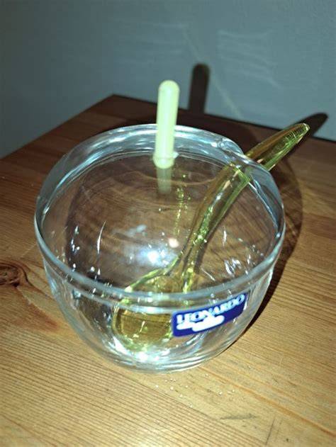 Foto: Glasschale mit Nuss‑Nougat‑Creme und Löffel